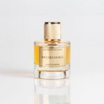Le parfum à la vanille Baccara Vanille sur fond blanc