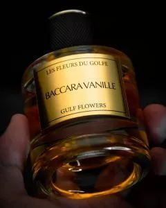 parfum à la vanille baccara vanille dans une main