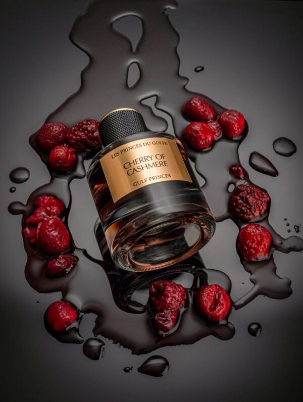 Perfume alrededor de cerezas puestas en el agua
