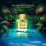 Le parfum au jasmin Emeraude Gourmande de la marque Les Fleurs du Golfe, dans un flacon d'exception. Pierres précieuses à coté, posé sur l'eau, dans une nature sauvage.