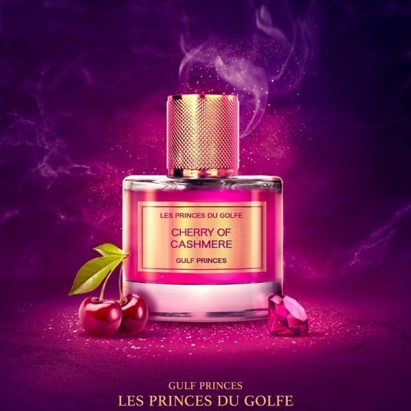 Perfume Cherry of Cashmere en una botella excepcional de la marca Les Fleurs du Golfe. Sobre un fondo morado con cerezas y piedras preciosas junto a él.