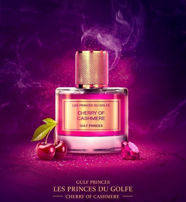Perfume Cherry of Cashmere en una botella excepcional de la marca Les Fleurs du Golfe. Sobre un fondo morado con cerezas y piedras preciosas junto a él.