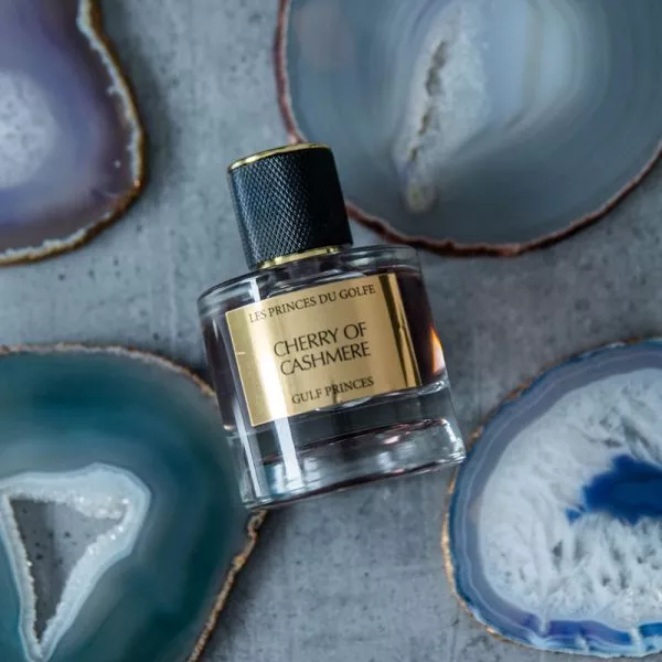le parfum Cherry of Cashmere posé près de pierres