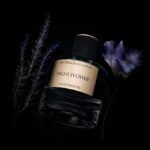 el aroma Night Flower sobre un fondo oscuro a un lado con lavanda