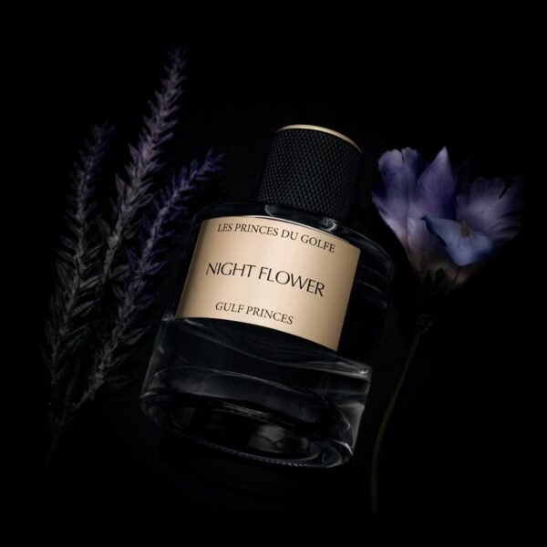 el aroma Night Flower sobre un fondo oscuro a un lado con lavanda