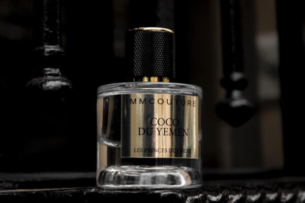 Le parfum oriental Coco du Yemen derrière une grille noire