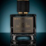 Le parfum Noix de coco "Coco du Yémen" sur un fond bleu dans un cadre sombre