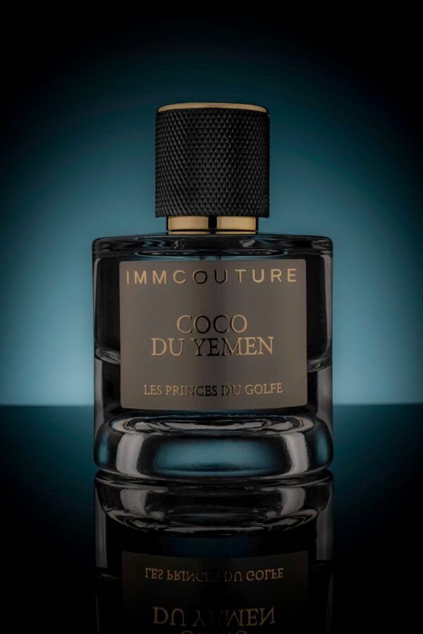Le parfum Noix de coco "Coco du Yémen" sur un fond bleu dans un cadre sombre