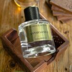 El perfume Saphir Vanille en una caja de madera