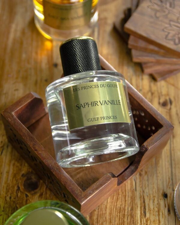 El perfume Saphir Vanille en una caja de madera