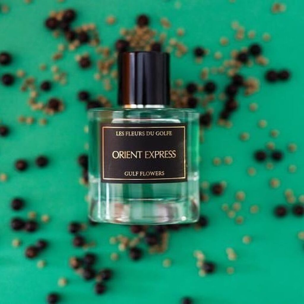 Una foto ilustrativa del perfume orient express sobre un fondo borroso.