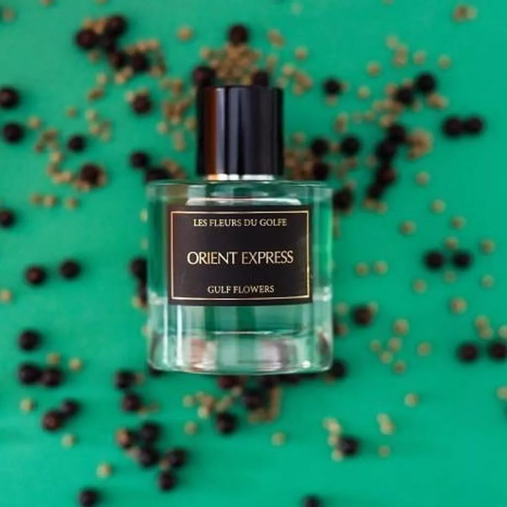 Une photo illustrative du parfum orient express sur un fond flouté.
