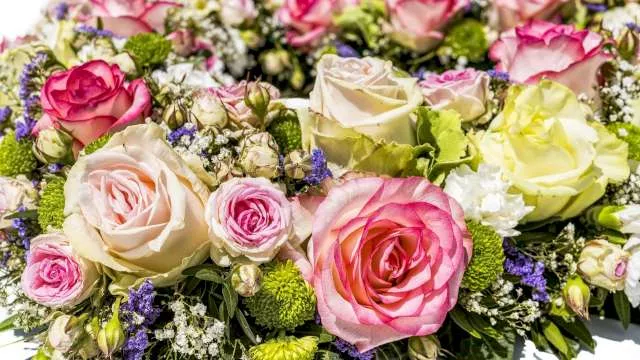 Une photo représentant un bouquet de fleurs qui réunit la majorité des fleurs odoriférantes utilisées en parfumerie. Les autres familles olfactives s'associent bien avec la famille florale.
