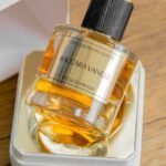 Le parfum à la vanille Baccara Vanille sur une table