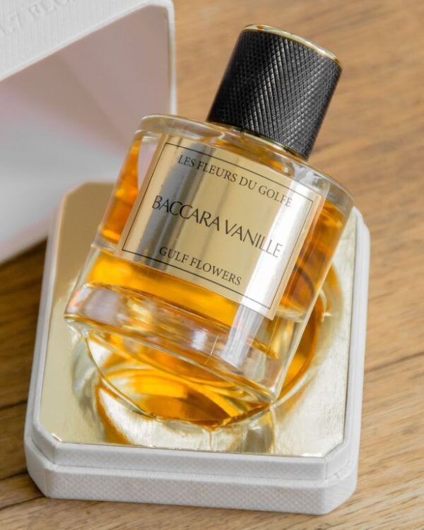 Le parfum à la vanille Baccara Vanille sur une table