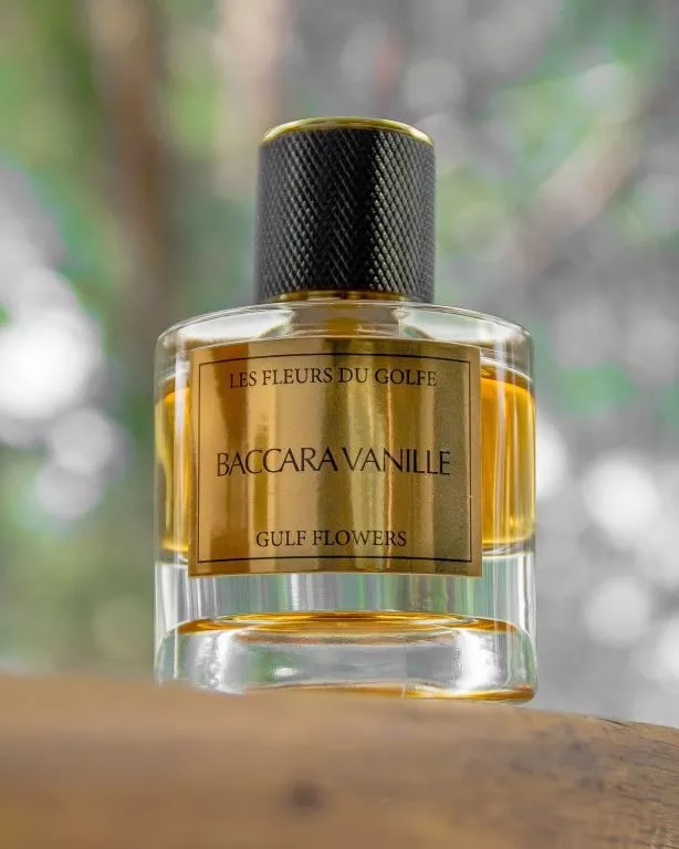 Le parfum Baccara Vanille sur un fond flouté.