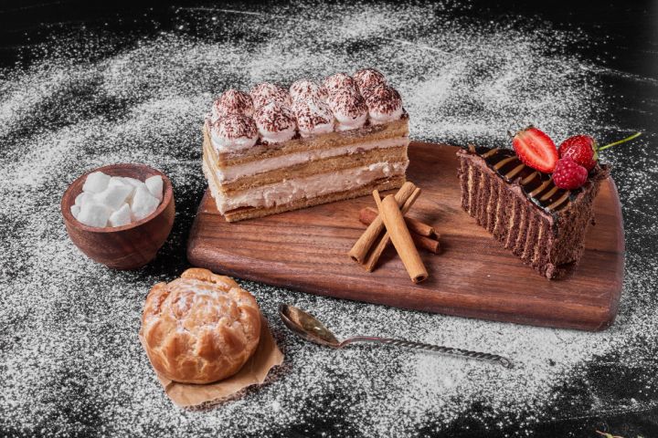 Une photo illustrative de trois gâteaux de pâtisserie, d'une épice et de sucre.
