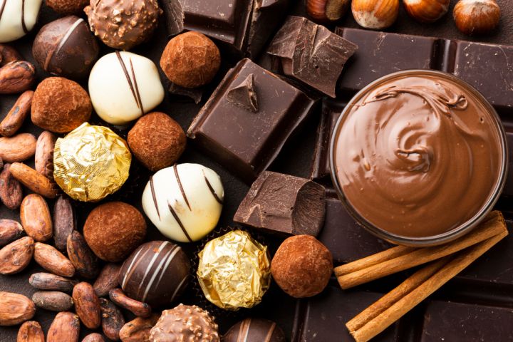 Une photo illustrative de plusieurs modèles de chocolats dont les odeurs inspirent les créateurs de parfums gourmands.