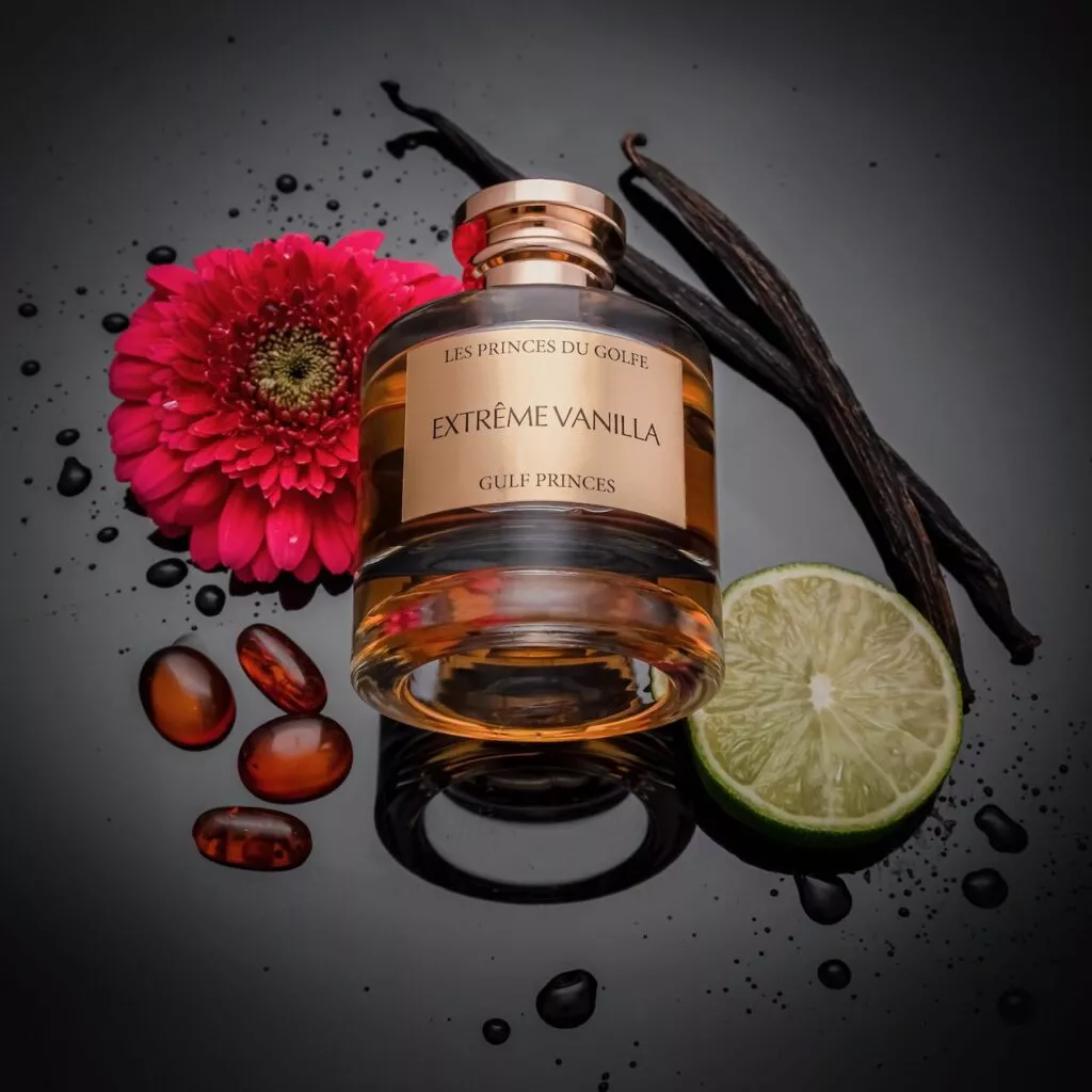 Parfum extrême Vanille à coté d'une fleur tropicales, vanille bergamote et musc