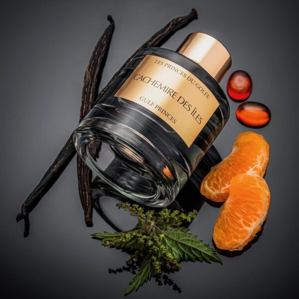 perfume Kashmir of the Islands next to vanile, mandarin and patchouli
