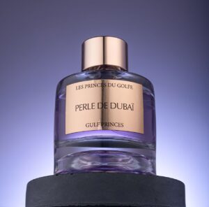 Perle de Dubaï - The Flowers of the Gulf on a purple background