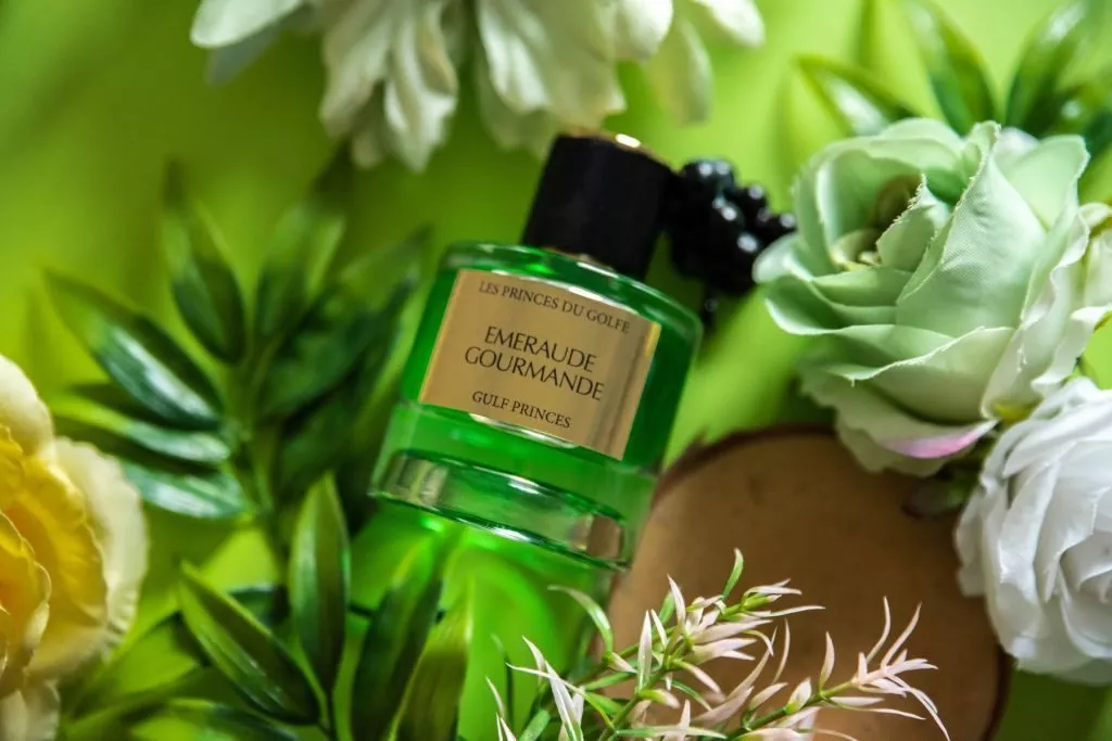 Le parfum fruité Emeraude Gourmande posé entre les fleurs !