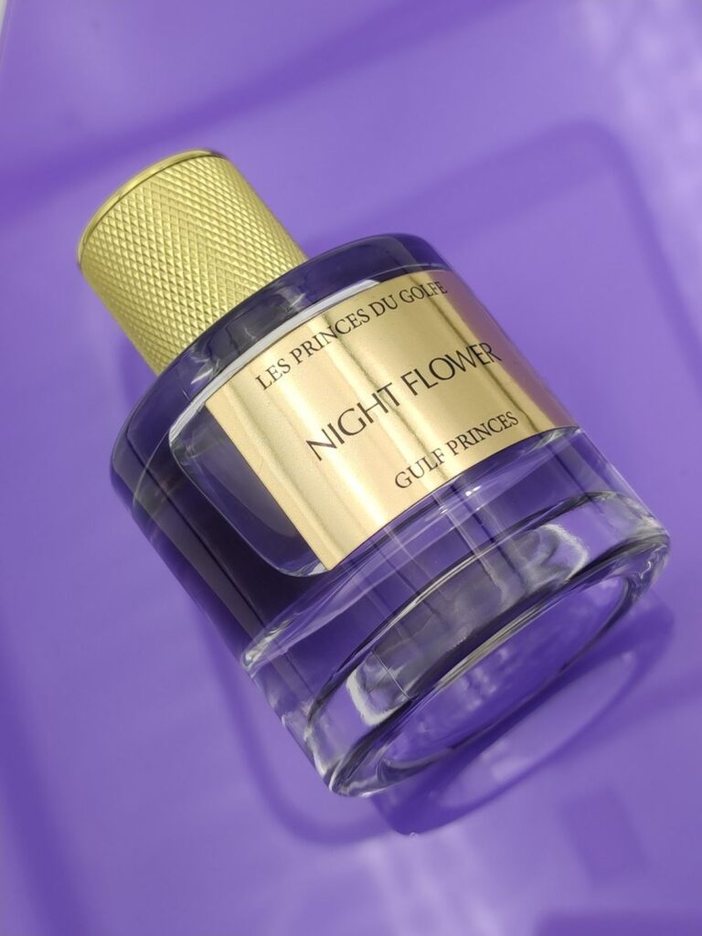 Une photo du parfum doux Night Flower sur fond violet.