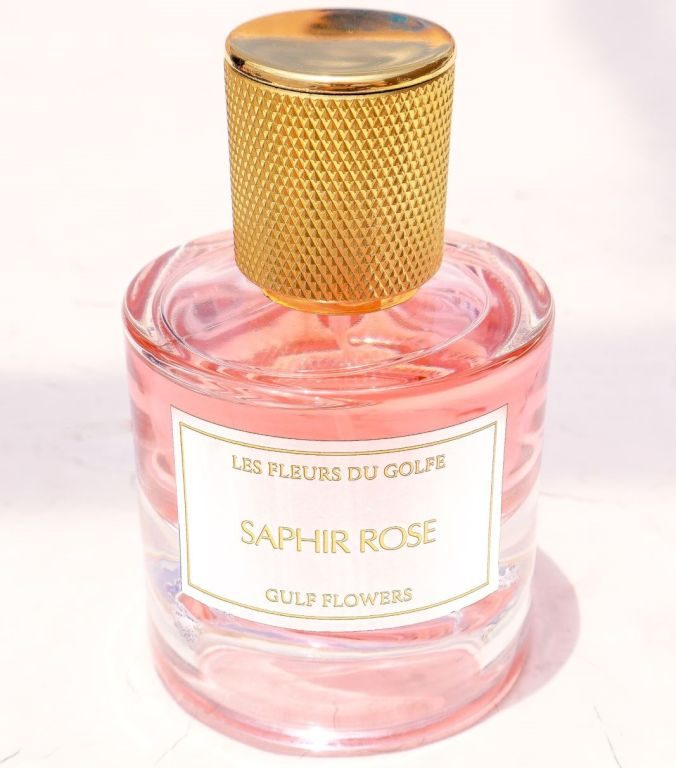 Un flacon de parfum oriental sur fond blanc de la marque les Fleurs du Golfe - Parfum Saphir Rose 