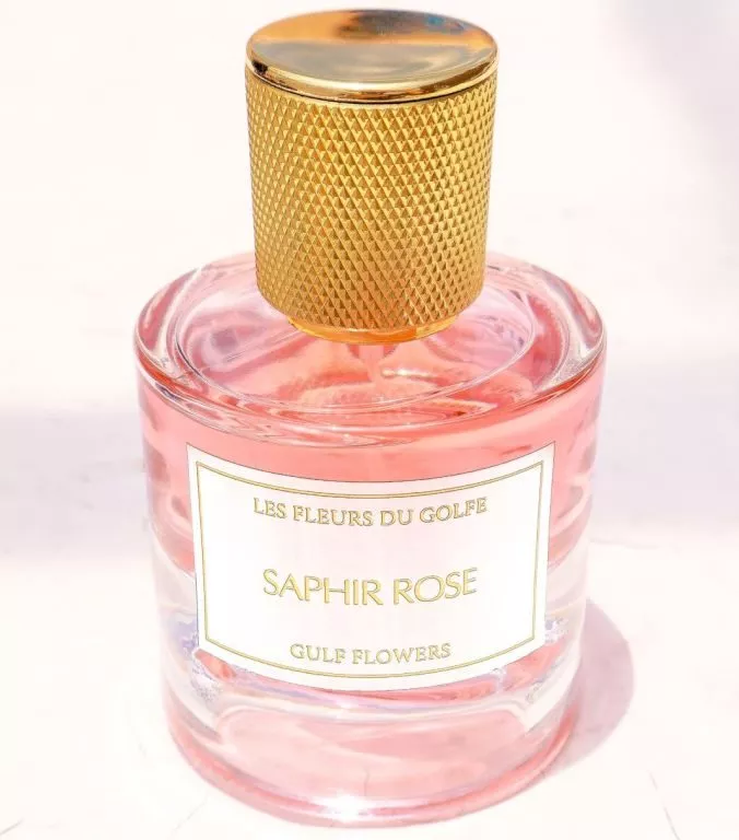 Un flacon de parfum oriental sur fond blanc de la marque les Fleurs du Golfe - Parfum Saphir Rose