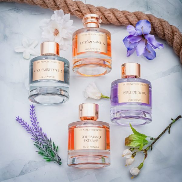les-princes-du-golfe-made-in-dubai la collection des parfums des princes du golfe made in dubaï posé sur du marbre et a coté de fleurs